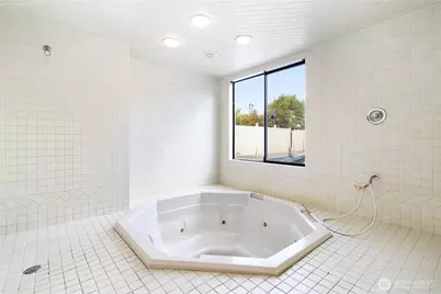 8840 NE 24th Street, Clyde Hill, WA 98004 - Photo 32