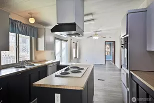 225 NE Ernst St, Oak Harbor, WA 98277 - Photo 4