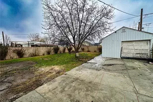 712 S 10th St, Sunnyside, WA 98944 - Photo 2