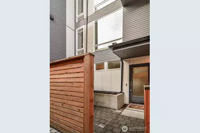 6539 4th Avenue NE #B, Seattle, WA 98115 - Photo 2