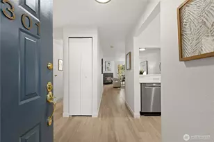 12760 NE 10th Pl, Bellevue, WA 98005 - Photo 2