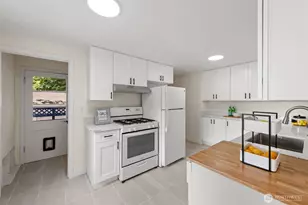 12049 NE 97th St, Kirkland, WA 98033 - Photo 10