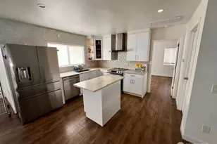 214 S 126th St, Seattle, WA 98168 - Photo 2