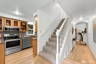 9221 College Way N, Seattle, WA 98103 - Photo 4