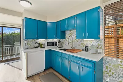 561 Lee Street, Seattle, WA 98109 - Photo 12