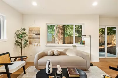 11043 B 19th Avenue NE, Seattle, WA 98125 - Photo 2