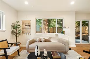 11043 B 19th Ave NE, Seattle, WA 98125 - Photo 2