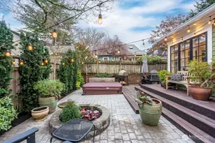 106 NE 46th St, Seattle, WA 98105 - Photo 2