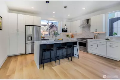 10618 E Riverside Dr, Bothell, WA 98011 - Photo 8