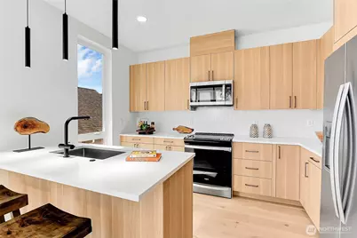 627 B W Emerson Street, Seattle, WA 98119 - Photo 4