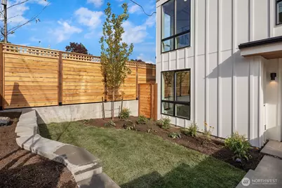 4421 2nd Avenue NE, Seattle, WA 98105 - Photo 2