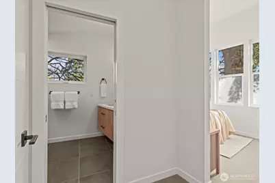 12834 Ashworth Avenue N, Seattle, WA 98133 - Photo 22