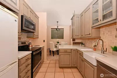 6648 Park Point Way NE #D-111, Seattle, WA 98115 - Photo 16