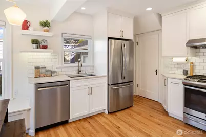 9716 Dayton Avenue N, Seattle, WA 98103 - Photo 4