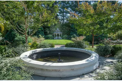 4915 Linden Avenue N, Seattle, WA 98103 - Photo 38