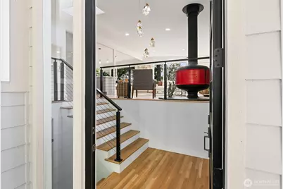 12569 37th Avenue NE, Seattle, WA 98125 - Photo 2