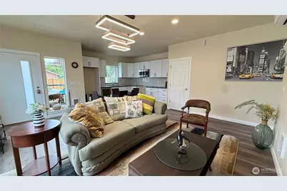 9025 38th Avenue S, Seattle, WA 98118 - Photo 2