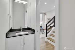 9732 Woodlawn Ave N, Seattle, WA 98103 - Photo 18