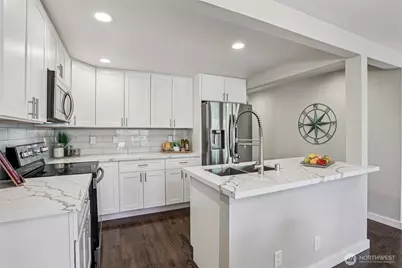 10333 Densmore Avenue N, Seattle, WA 98133 - Photo 6