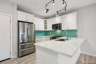 1736 10th Avenue NE #C208, Issaquah, WA 98029 - Photo 2