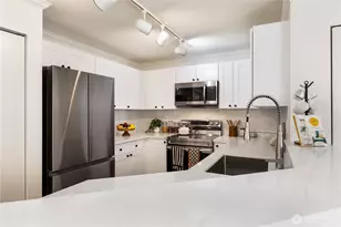 424 102nd Street SE, Bellevue, WA 98004 - Photo 2