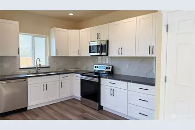 9025 38th Avenue S, Seattle, WA 98118 - Photo 6