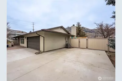 1320 Wedgewood Avenue, Wenatchee, WA 98801 - Photo 4