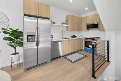 8831 C Wallingford Avenue N, Seattle, WA 98103 - Photo 6