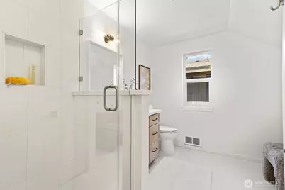 9526 Interlake Avenue N, Seattle, WA 98103 - Photo 10