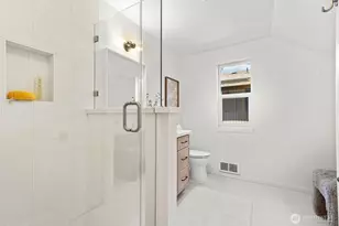 9526 Interlake Ave N, Seattle, WA 98103 - Photo 10