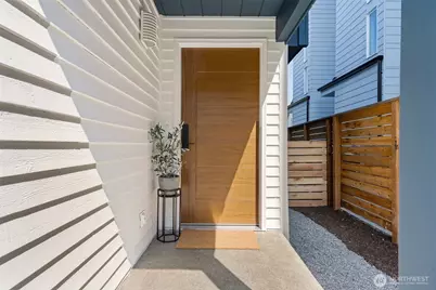 9526 Interlake Avenue N, Seattle, WA 98103 - Photo 4