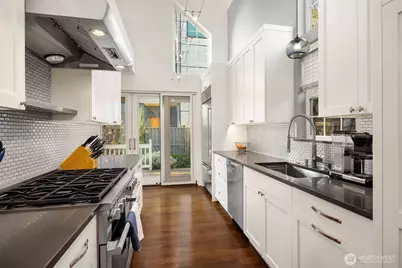 4003 Densmore Avenue N, Seattle, WA 98103 - Photo 6