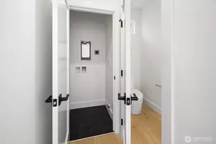 316 N 84th St, Seattle, WA 98103 - Photo 10