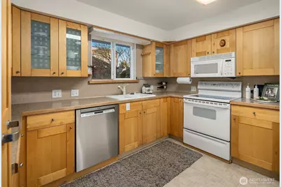 8818 22nd Avenue SW, Seattle, WA 98106 - Photo 16