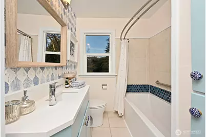 10332 Ashworth Avenue N, Seattle, WA 98133 - Photo 14