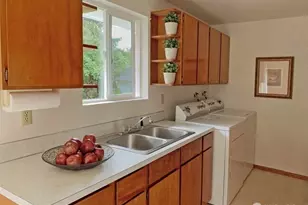 2119 SW Cloverdale St, Seattle, WA 98106 - Photo 2