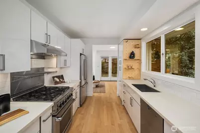 2413 Warren Ave N, Seattle, WA 98109 - Photo 10