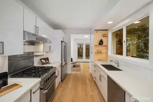 2413 Warren Ave N, Seattle, WA 98109 - Photo 10