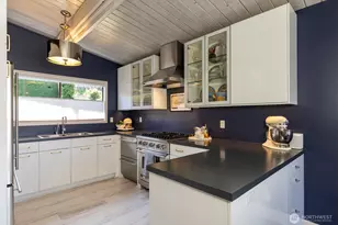 3510 W Commodore Way, Seattle, WA 98199 - Photo 8