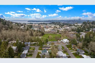 3410 77th Avenue SE, Mercer Island, WA 98040 - Photo 2