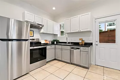1913 E Spruce Street, Seattle, WA 98122 - Photo 8
