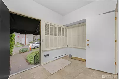 708 Warren Avenue N, Seattle, WA 98109 - Photo 4