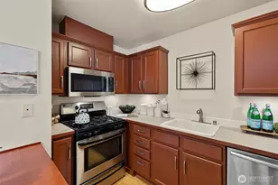 506 NE 73rd St, Seattle, WA 98115 - Photo 6