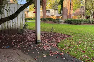 12230 SE 60th St, Bellevue, WA 98006 - Photo 16