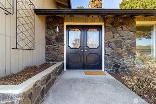 377 SE Highland Park Dr, College Place, WA 99324 - Photo 2