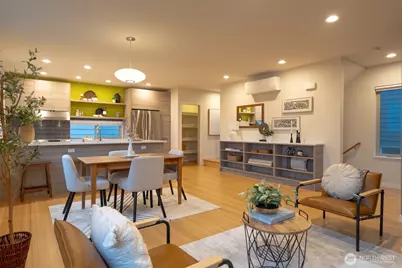 4413 Meridian Avenue N, Seattle, WA 98103 - Photo 2