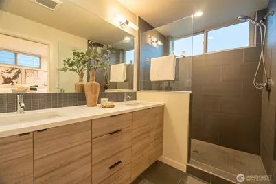 4413 Meridian Avenue N, Seattle, WA 98103 - Photo 16