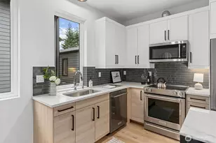 1255 NE 100th St, Seattle, WA 98125 - Photo 18