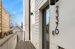 2337 10th Ave E, Seattle, WA 98102 - Photo 2