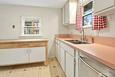 8902 30th Avenue NW, Seattle, WA 98117 - Photo 12